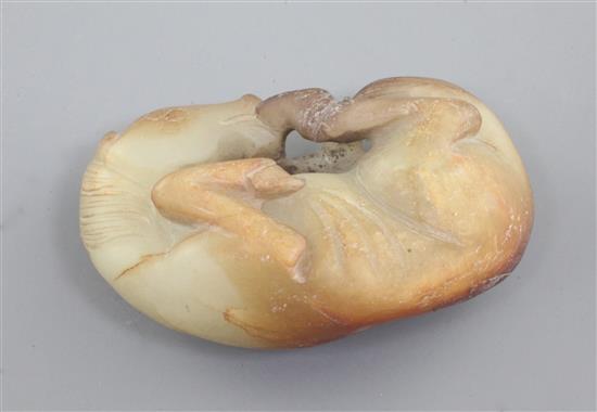 A Chinese yellow and russet jade figure of a recumbent horse, 8.5cm